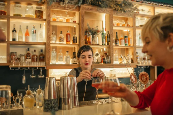 Jovem Barman Feminino Atrás Balcão Bar Moda Fazendo Coquetéis Coloridos — Fotografia de Stock