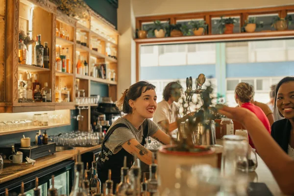 Uśmiechający Się Młody Barman Kobieta Stojąc Ladą Modny Bar Przyjmowanie — Zdjęcie stockowe