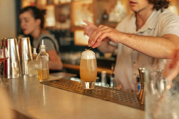 Nahaufnahme Eines Jungen Männlichen Barkeepers Der Hinter Der Theke Einer — Stockfoto