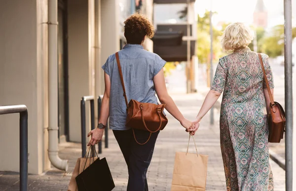 Zpětná Mladé Lesby Chodící Ruku Ruce Ulici Městě Nošení Nákupní — Stock fotografie