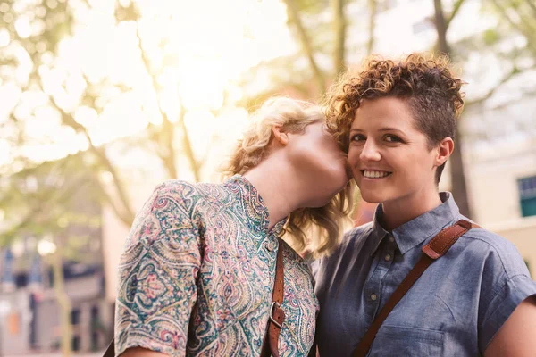 Mujer Joven Cariñosa Besando Novia Sonriente Mejilla Mientras Disfrutan Día — Foto de Stock