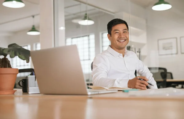 Portret Uśmiechający Się Młody Biznesmen Azjatycki Siedząc Przy Biurku Biurze — Zdjęcie stockowe