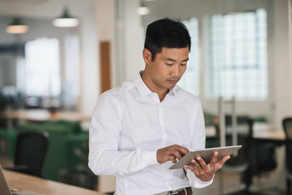 Fokussierter Junger Asiatischer Geschäftsmann Arbeitet Online Mit Einem Digitalen Tablet — Stockfoto