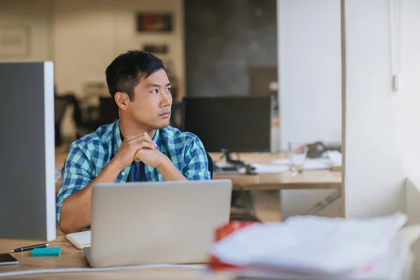 Fokussierte Junge Asiatische Designer Tief Gedanken Während Spät Seinem Schreibtisch — Stockfoto