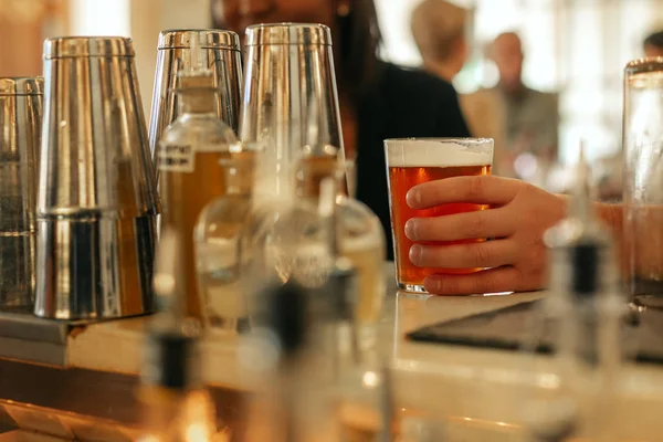 Close Imagem Mão Masculina Segurando Vidro Cerveja Enquanto Sentado Balcão — Fotografia de Stock