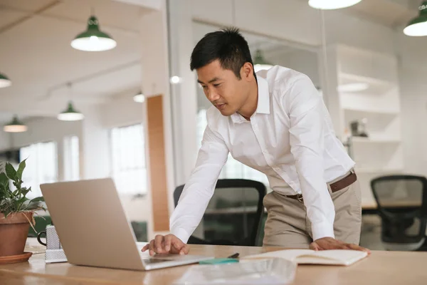Fokussierte Junge Asiatische Geschäftsmann Lehnt Seinem Schreibtisch Einem Modernen Büro — Stockfoto
