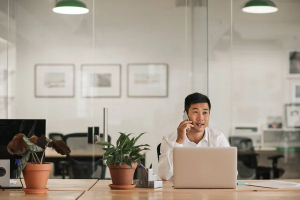 Junger Asiatischer Geschäftsmann Sitzt Allein Einem Schreibtisch Einem Modernen Büro — Stockfoto