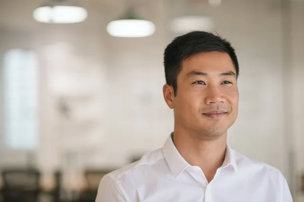 Nuori Aasialainen Liikemies Hymyilee Keksii Uusia Liikeideoita Samalla Kun Seisoo — kuvapankkivalokuva