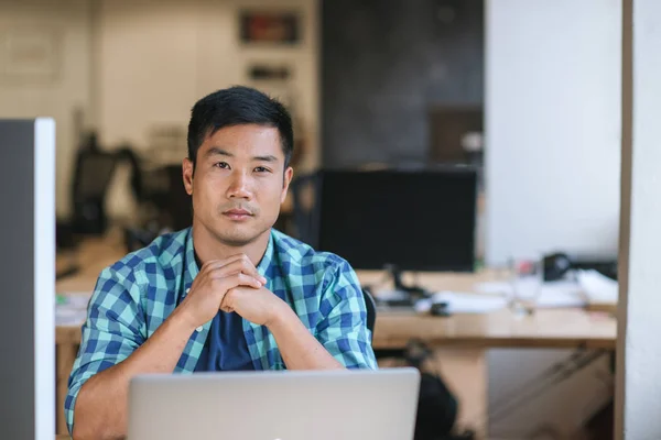 Retrato Joven Diseñador Asiático Enfocado Sentado Puesto Trabajo Mientras Trabaja — Foto de Stock