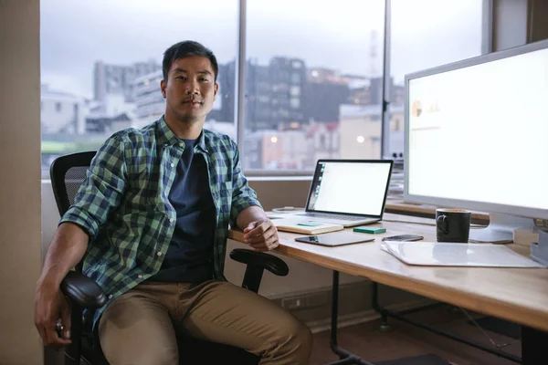 Porträt Eines Konzentrierten Jungen Asiatischen Designers Der Seinem Schreibtisch Sitzt — Stockfoto