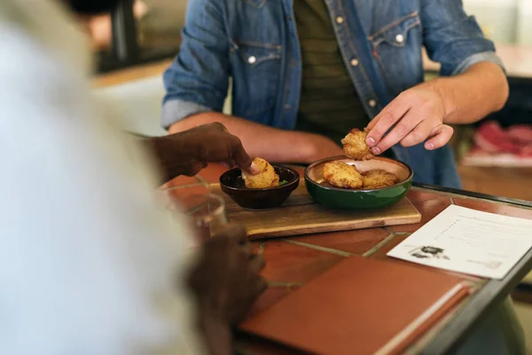 Närbild Två Män Dela Tallrik Läckra Potatis Fritters Sitter Tillsammans — Stockfoto