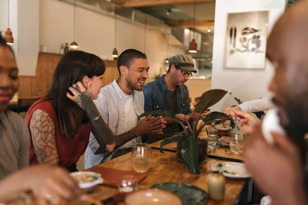 Diverso Grupo Jóvenes Amigos Hablando Riendo Mientras Disfrutan Una Comida —  Fotos de Stock