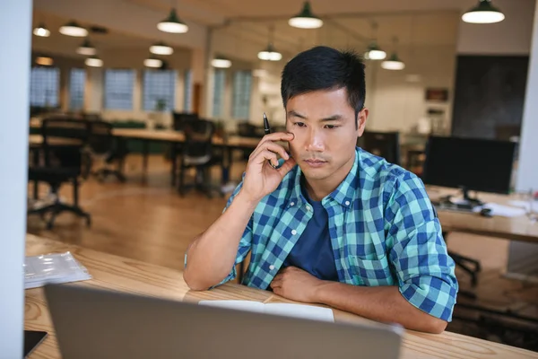 Fokussierter Junger Asiatischer Designer Sitzt Mit Einem Laptop Seinem Arbeitsplatz — Stockfoto