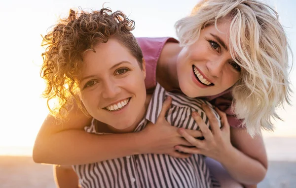 Retrato Uma Jovem Mulher Sorridente Carregando Sua Namorada Rindo Seus — Fotografia de Stock