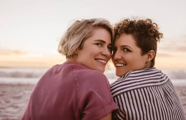 Portrait Contenu Jeune Couple Lesbien Regardant Par Dessus Leurs Épaules — Photo