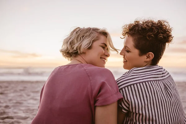 Vue Arrière Jeune Couple Lesbien Souriant Qui Regarde Assis Ensemble — Photo