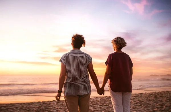 Backspegel Ung Lesbisk Par Stående Hand Hand Tillsammans Sandstrand Som — Stockfoto