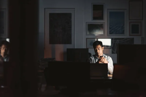 Joven Hombre Negocios Asiático Sentado Una Oscura Oficina Tarde Noche —  Fotos de Stock