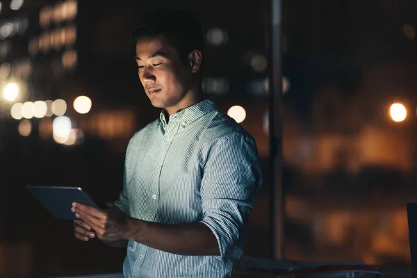 Молодой Азиатский Бизнесмен Используя Цифровые Планшеты Стоя Офисе Поздно Ночью — стоковое фото