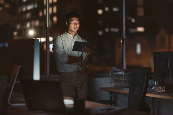 Genç Asyalı Işadamı Online Karanlık Bir Ofiste Gece Geç Saatlerde — Stok fotoğraf
