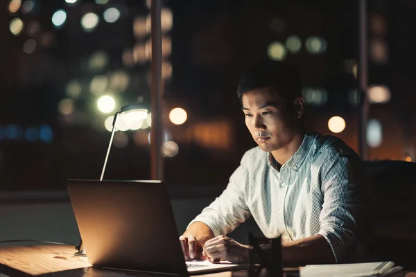 Joven Hombre Negocios Asiático Sentado Escritorio Una Oscura Oficina Trabajando — Foto de Stock