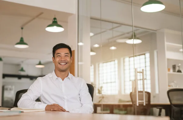 Porträt Eines Jungen Asiatischen Geschäftsmannes Der Selbstbewusst Lächelt Während Allein — Stockfoto