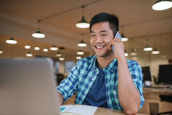 Sorrindo Jovem Designer Asiático Trabalhando Até Tarde Sua Mesa Escritório — Fotografia de Stock