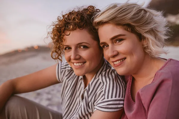 Retrato Jovem Casal Lésbico Sorridente Sentado Juntos Uma Praia Areia — Fotografia de Stock