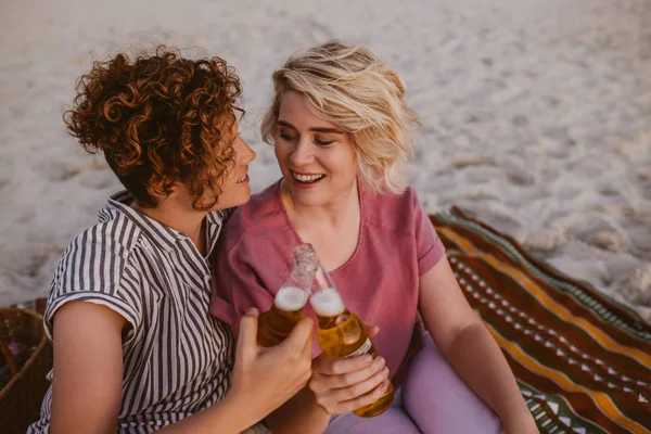 Sonriendo Joven Pareja Lesbiana Hablando Tomando Bebidas Juntos Mientras Están —  Fotos de Stock