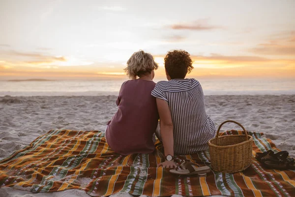 Zpětná Obsahu Mladé Lesby Dece Pláži Sledovat Romantický Západ Slunce — Stock fotografie