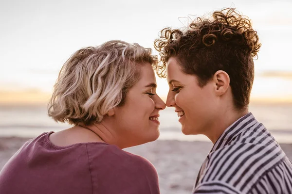 Jeune Couple Lesbien Riant Profitant Moment Romantique Tout Étant Assis — Photo