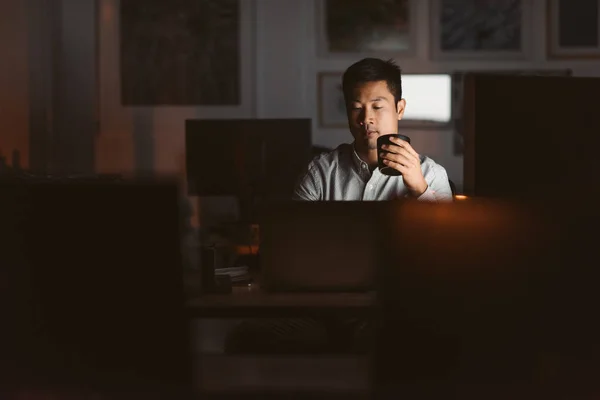 Молодой Азиатский Бизнесмен Работающий Своим Столом Офисе Поздно Ночью Пьет — стоковое фото
