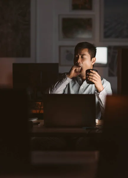 Молодой Азиатский Бизнесмен Работающий Своим Столом Офисе Поздно Ночью Зевая — стоковое фото