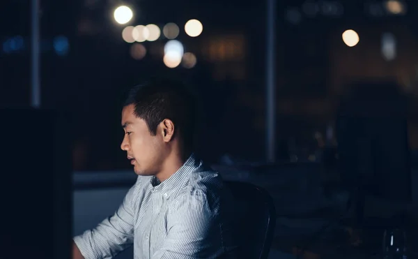 Молодой Азиатский Бизнесмен Работающий Своим Столом Офисе Поздно Ночью Сияющими — стоковое фото