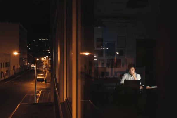 Młody Biznesmen Azjatycki Siedząc Przy Biurku Pracuje Laptopie Późno Nocy — Zdjęcie stockowe