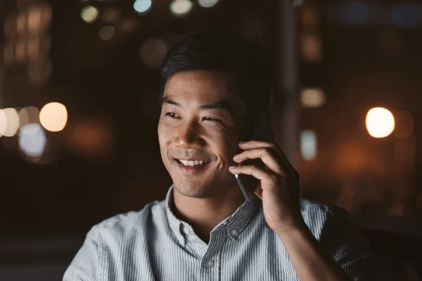 Smiling Young Asian Businessman Talking Cellphone While Working Office Late — Stock Photo, Image
