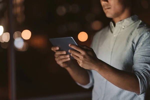 Fechar Homem Negócios Escritório Tarde Noite Usando Tablet Digital Com — Fotografia de Stock