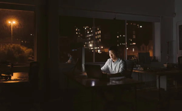 Young Asian Businessman Sitting His Desk Working Laptop Dark Office — Stock Photo, Image