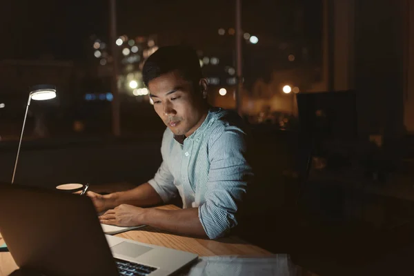 Joven Hombre Negocios Asiático Escribiendo Notas Trabajando Portátil Mientras Está — Foto de Stock