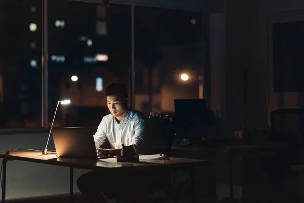 Молодой Азиатский Бизнесмен Работающий Над Ноутбуком Сидя Своим Столом Темном — стоковое фото