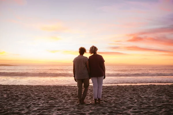 Visão Traseira Jovem Casal Lésbico Juntos Uma Praia Areia Assistindo — Fotografia de Stock