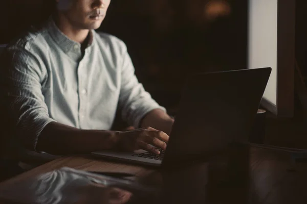Closeup Homem Negócios Que Trabalha Online Com Laptop Enquanto Está — Fotografia de Stock