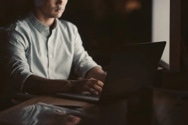 Close Van Een Zakenman Werkt Online Met Een Laptop Tijdens — Stockfoto