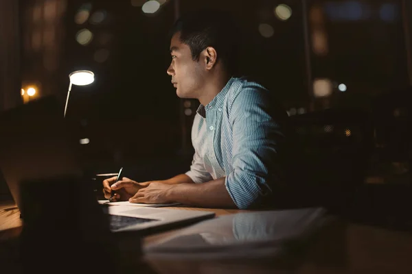 Joven Empresario Asiático Escribiendo Notas Trabajando Portátil Mientras Está Sentado — Foto de Stock