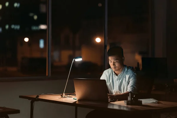 Молоді Азіатські Бізнесмен Працює Над Ноутбуком Його Офісному Столі Вночі — стокове фото