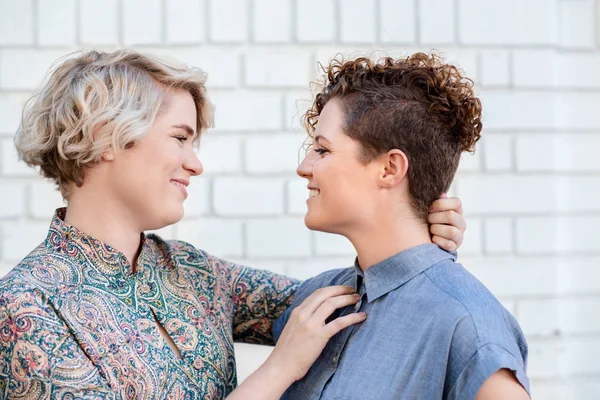 Aanhankelijk Jonge Lesbische Paar Liefdevol Zoek Elkaars Ogen Terwijl Permanent — Stockfoto