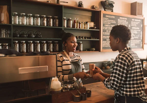 Uśmiecha Się Kobieta Barista Przekazanie Szklance Świeżo Wykonane Gorącej Czekolady — Zdjęcie stockowe