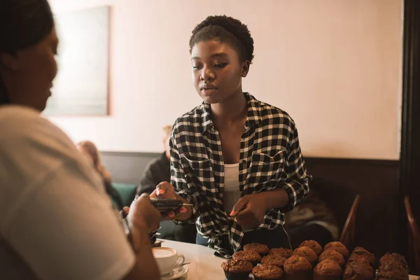 Mujer Africana Joven Pagando Café Con Una Máquina Tarjeta Crédito —  Fotos de Stock