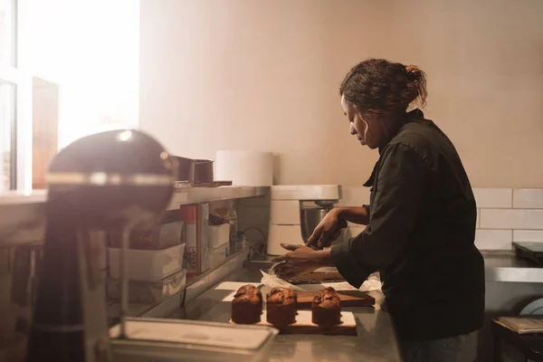 Afrikaanse Vrouwelijke Baker Heerlijke Brownies Porties Snijden Tijdens Het Werken — Stockfoto