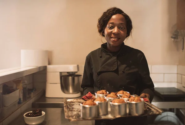 Retrato Una Pastelera Africana Sonriente Parada Sola Una Cocina Comercial — Foto de Stock